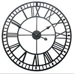 Horloge murale squelette accrochée dans un salon moderne