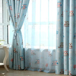 Rideaux bleus pour chambre d'enfant, motif chouette, idéals pour une décoration ludique et colorée. Parfaits pour filtrer la lumière tout en ajoutant une touche amusante et chaleureuse à la pièce. Accessoire déco moderne avec ambiance nature pour une chambre d'enfant joyeuse et accueillante.