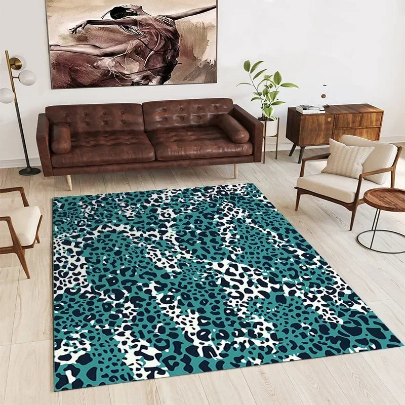 Un tapis aux motifs de léopard bleu-vert élégants et modernes, parfait pour apporter une touche de style à votre décor.