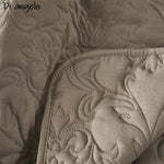 Parure de lit monochrome dans une chambre décorée avec élégance