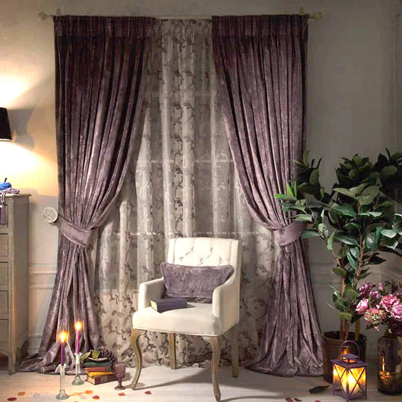 Rideaux élégants dans un salon chaleureux, créant une ambiance cosy et intime. Déco comprenant un fauteuil confortable accompagné d'un coussin, des bougies allumées pour une lueur douce, et des éléments végétaux pour une touche naturelle. Parfaits pour ajouter une touche de style à votre intérieur.