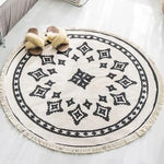 Tapis rond moelleux et décoratif avec motifs graphiques noirs et beiges, parfait pour une ambiance chaleureuse et design dans une pièce de la maison.