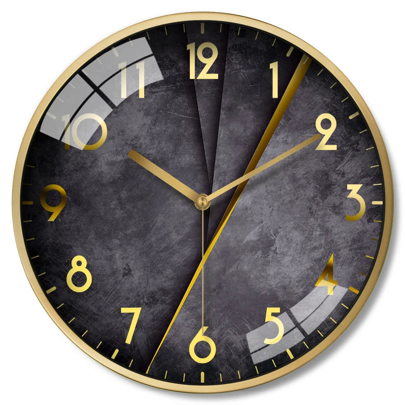 Horloge murale noire moderne 30cm sur un mur blanc