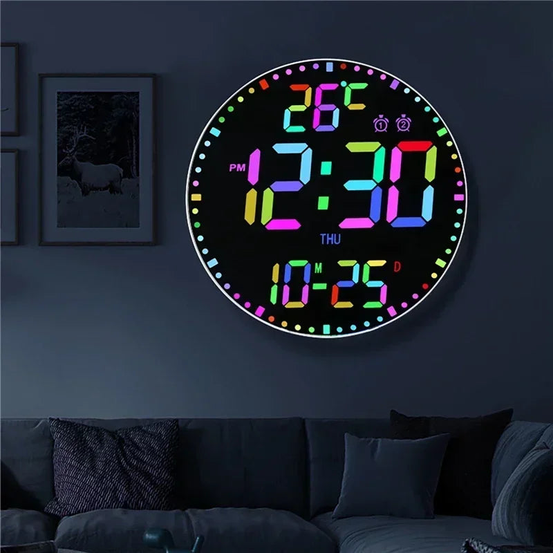 Horloge murale LED RVB violette accrochée au mur