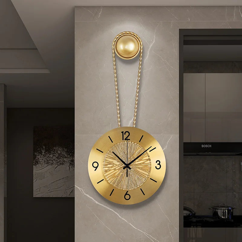 Horloge accrochée au mur d'un salon contemporain