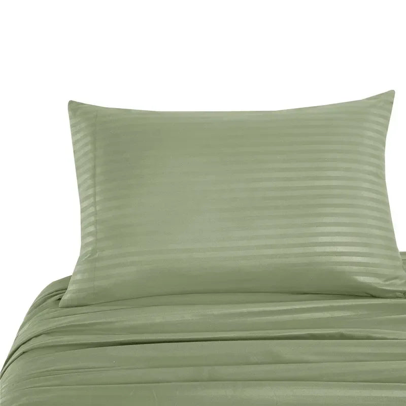 Parure de lit rayée rouge dans une chambre décorée