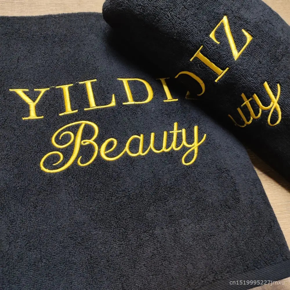 Serviette noire avec broderie nom