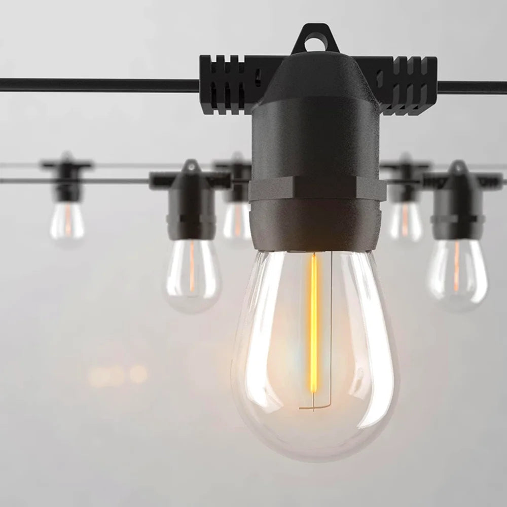 Guirlande lumineuse extérieure noire de 10m décorant une terrasse