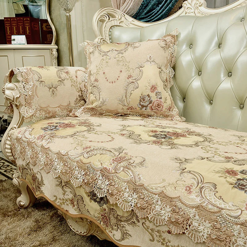 Un lit de style baroque avec des coussins ornés de motifs floraux et de dentelle décorative, créant une ambiance chaleureuse et élégante dans une pièce vintage.