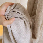 Rideau beige texturé, doux au toucher, parfait pour apporter une ambiance chaleureuse et élégante à votre intérieur. Idéal pour salon, chambre, ou bureau. Facile à installer et à entretenir.