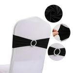 Élégante housse de chaise avec boucle en strass, en noir et blanc, pour une ambiance raffinée lors d'événements spéciaux.