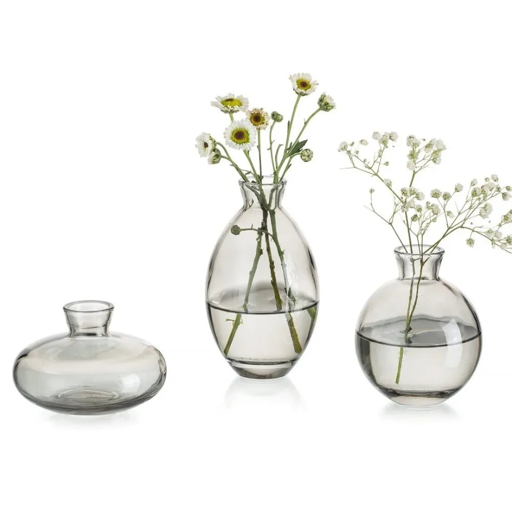 Mini vase en verre utilisé comme décoration de table pour un mariage