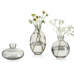 Mini vase en verre utilisé comme décoration de table pour un mariage
