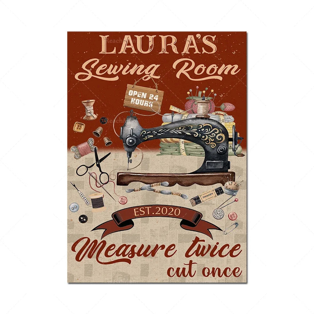 Cette affiche représente un atelier de couture avec divers outils et accessoires de couture, ainsi qu'un message indiquant que la pièce est ouverte 24 heures sur 24.