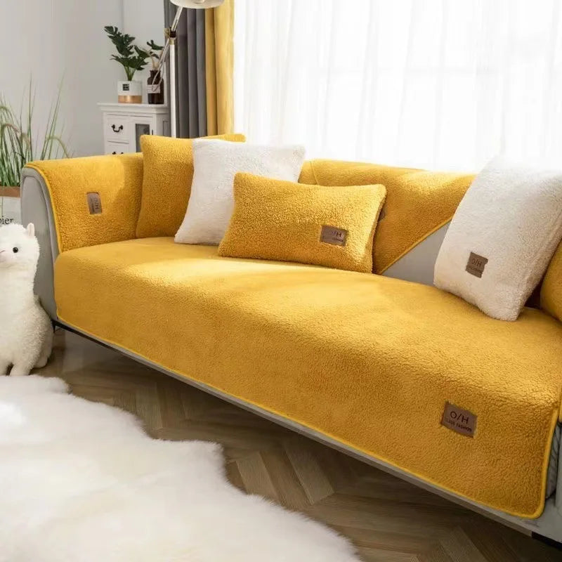 Un canapé en peluche jaune vif avec des coussins assortis, placé dans un salon lumineux et moderne.