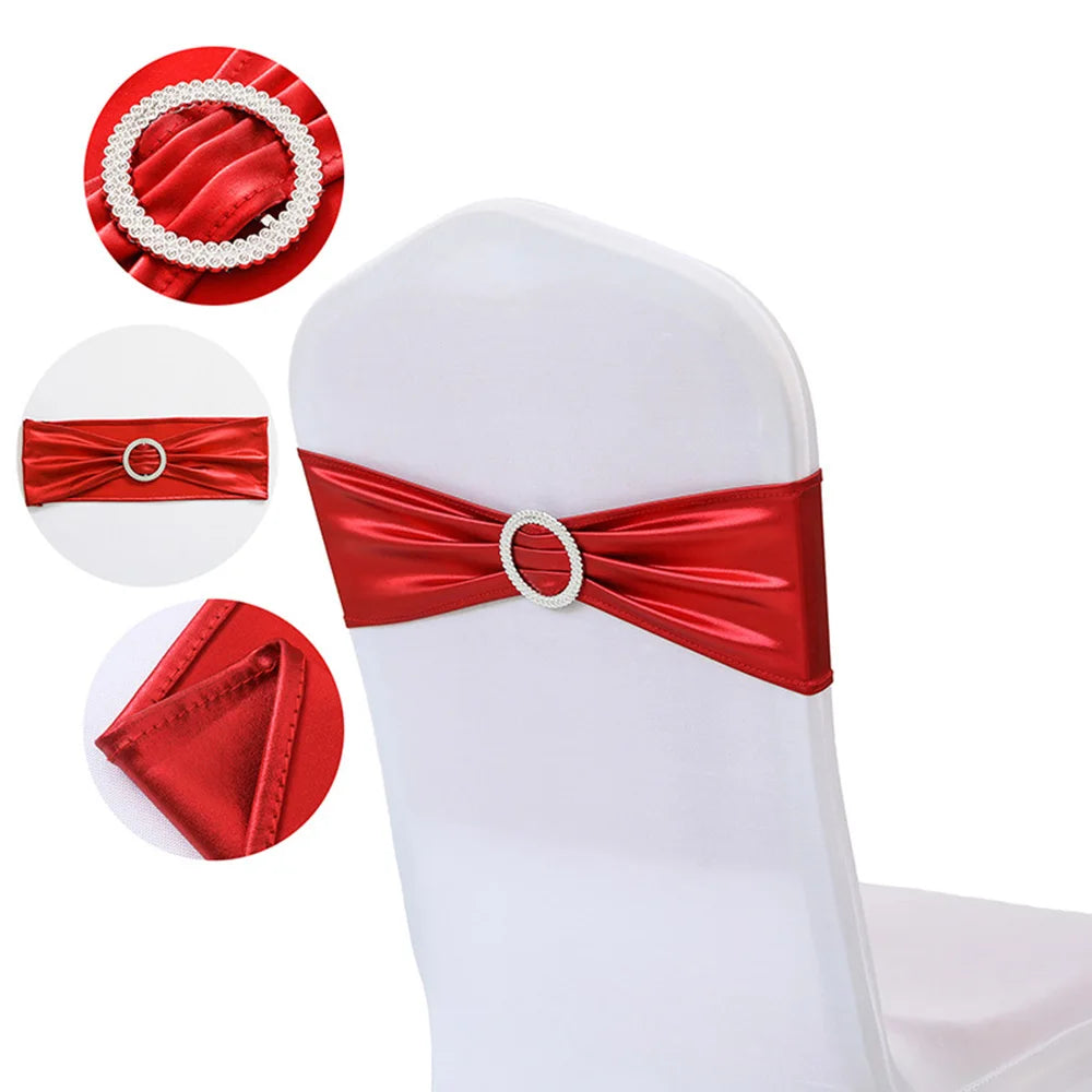Nœud papillon décoratif rouge ornant un dessus de chaise blanc.