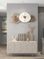 Détail de l'horloge murale circulaire 80 cm avec design abstrait