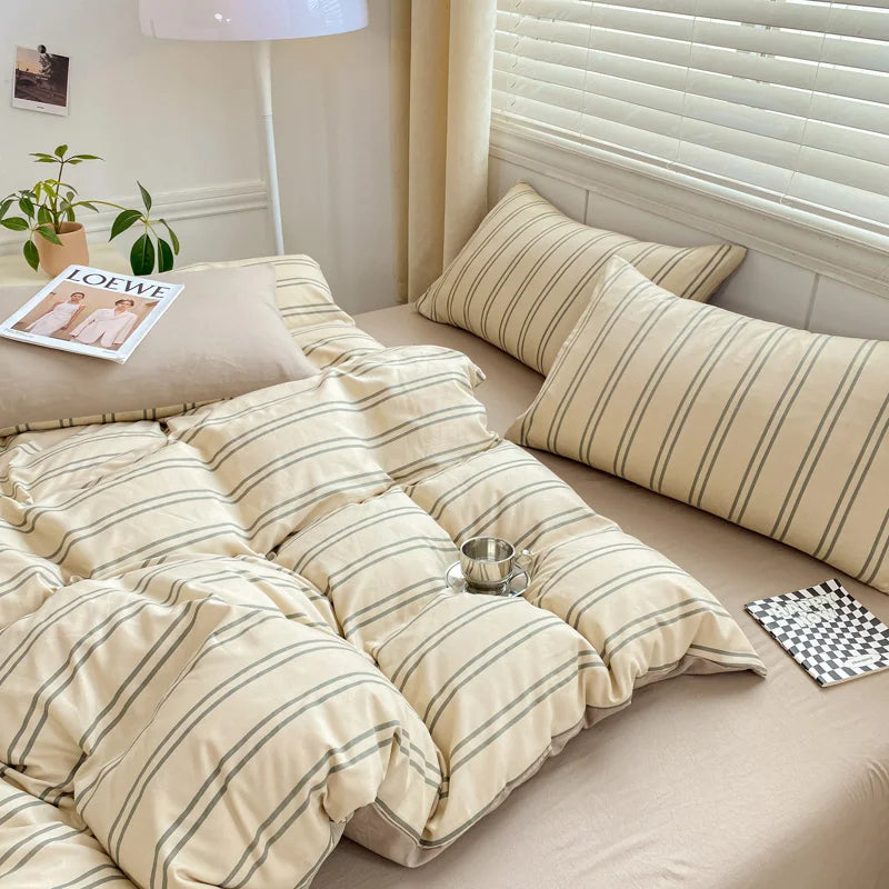 Parure de lit rayée dans une chambre d'enfant décorée