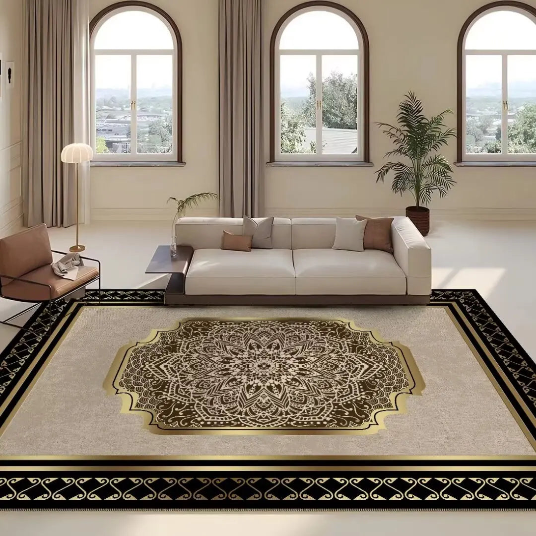 Un salon lumineux avec des fenêtres en arc et un tapis orné d'un motif floral décoratif rehaussant l'espace.