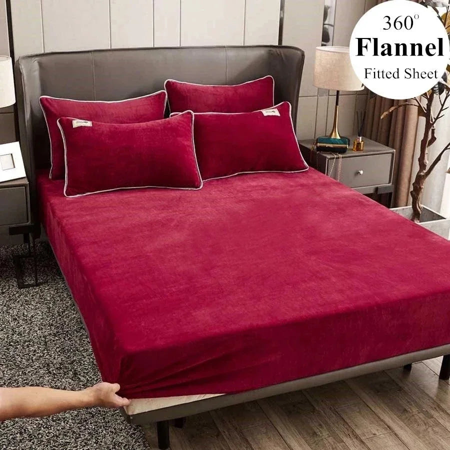 Drap-housse en flanelle monochrome super doux sur un lit double