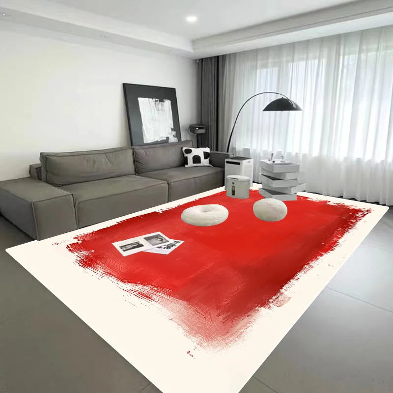 Le salon moderne est meublé avec un canapé gris, une lampe à arc et un tapis rouge vif. Il y a également des accessoires décoratifs sur la table basse.