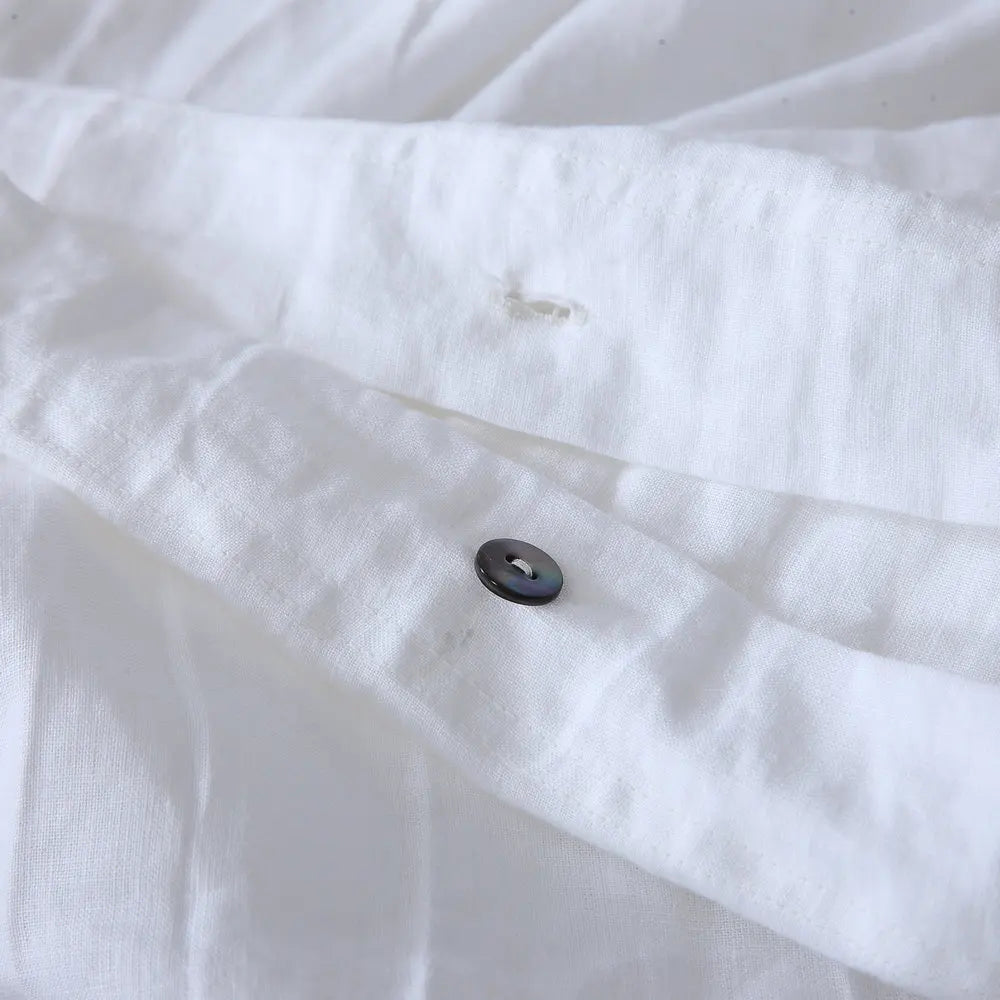 Housse de couette en lin vert clair dans une chambre décorée naturellement
