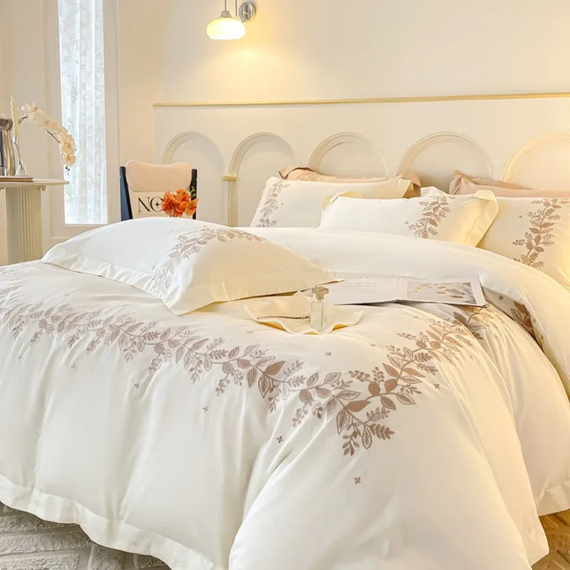 Parure de lit blanche dans une chambre décorée avec style