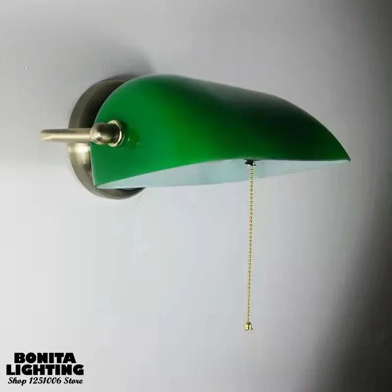 Détail de l'abat-jour en verre vert et de la finition cuivrée