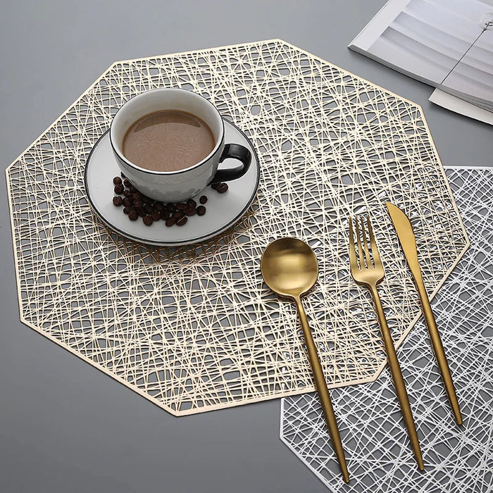 Set de sets de table en PVC ajourés dorés sur une table à manger élégante