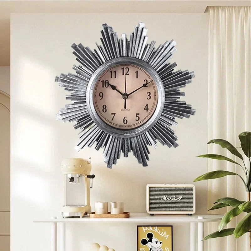 Horloge murale accrochée dans un salon moderne