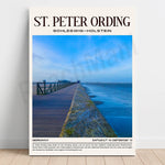 L'image présente un long ponton de bois qui s'étend sur la mer, avec un ciel bleu et une eau turquoise en arrière-plan. Le ponton semble situé dans la région de Schleswig-Holstein en Allemagne, comme l'indique le texte en haut de l'image.