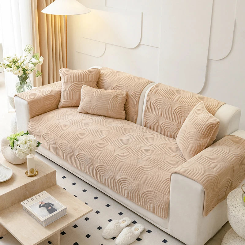 Le canapé élégant avec des coussins moelleux et un design géométrique crée une ambiance cosy et chaleureuse dans ce salon lumineux.