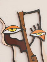 Décoration murale en bois avec visage abstrait jaune clair