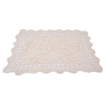 Set de table crochet blanc posé sur une nappe