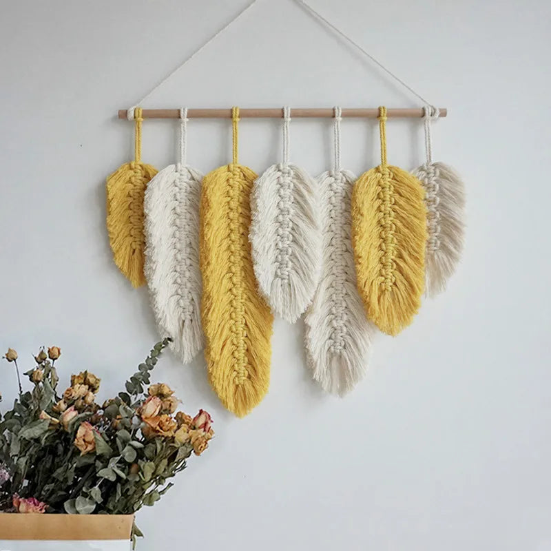 Détail du tissage main et des perles en bois sur la tapisserie macramé