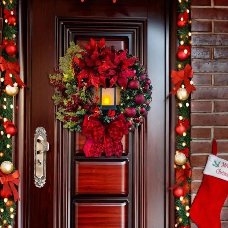 Couronne de Noël dorée suspendue à une fenêtre avec décoration intérieure festive