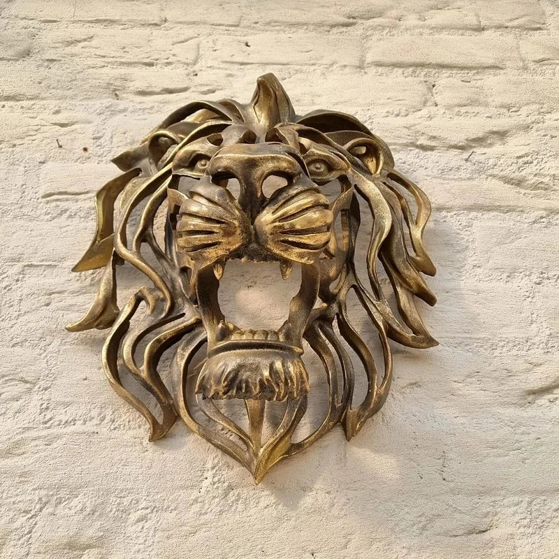 Tête de lion murale accrochée dans un salon moderne avec décoration asiatique
