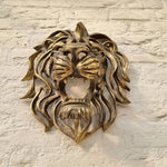 Tête de lion murale accrochée dans un salon moderne avec décoration asiatique