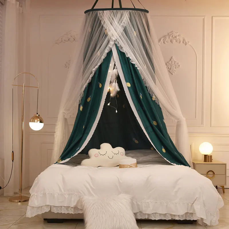 Chambre romantique et lumineuse avec un lit entouré d'un baldaquin décoré d'étoiles scintillantes, créant une ambiance cocooning et apaisante.