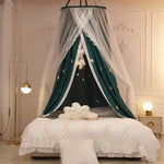 Chambre romantique et lumineuse avec un lit entouré d'un baldaquin décoré d'étoiles scintillantes, créant une ambiance cocooning et apaisante.