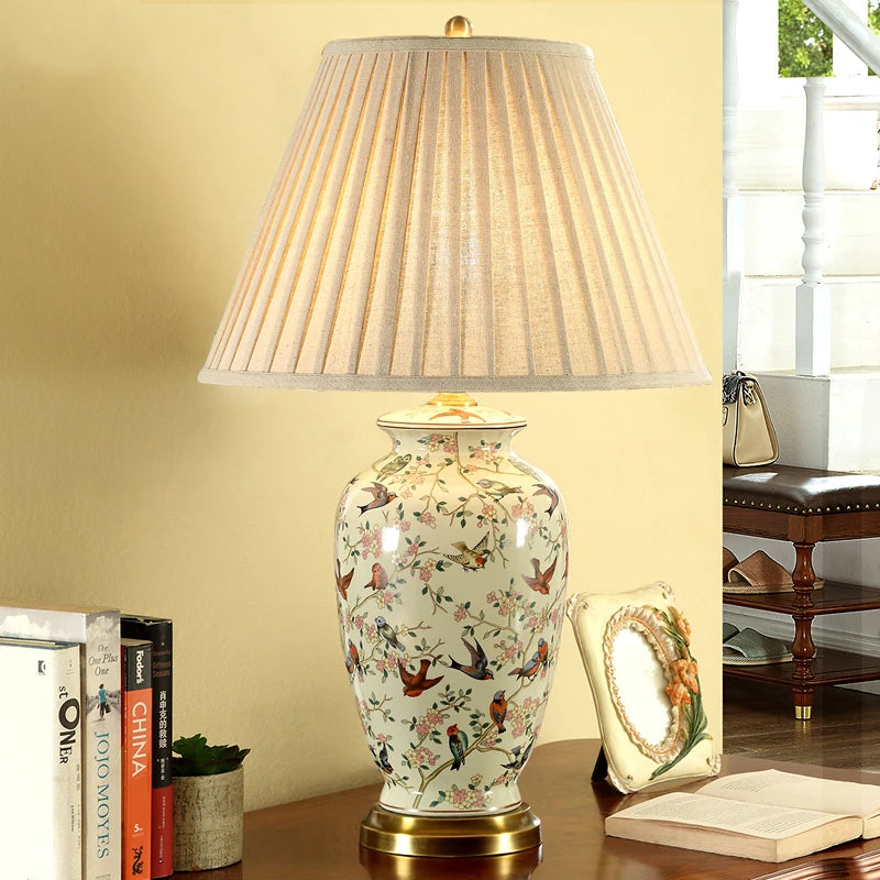 Détail des motifs fleur et oiseau sur la lampe de chevet en céramique