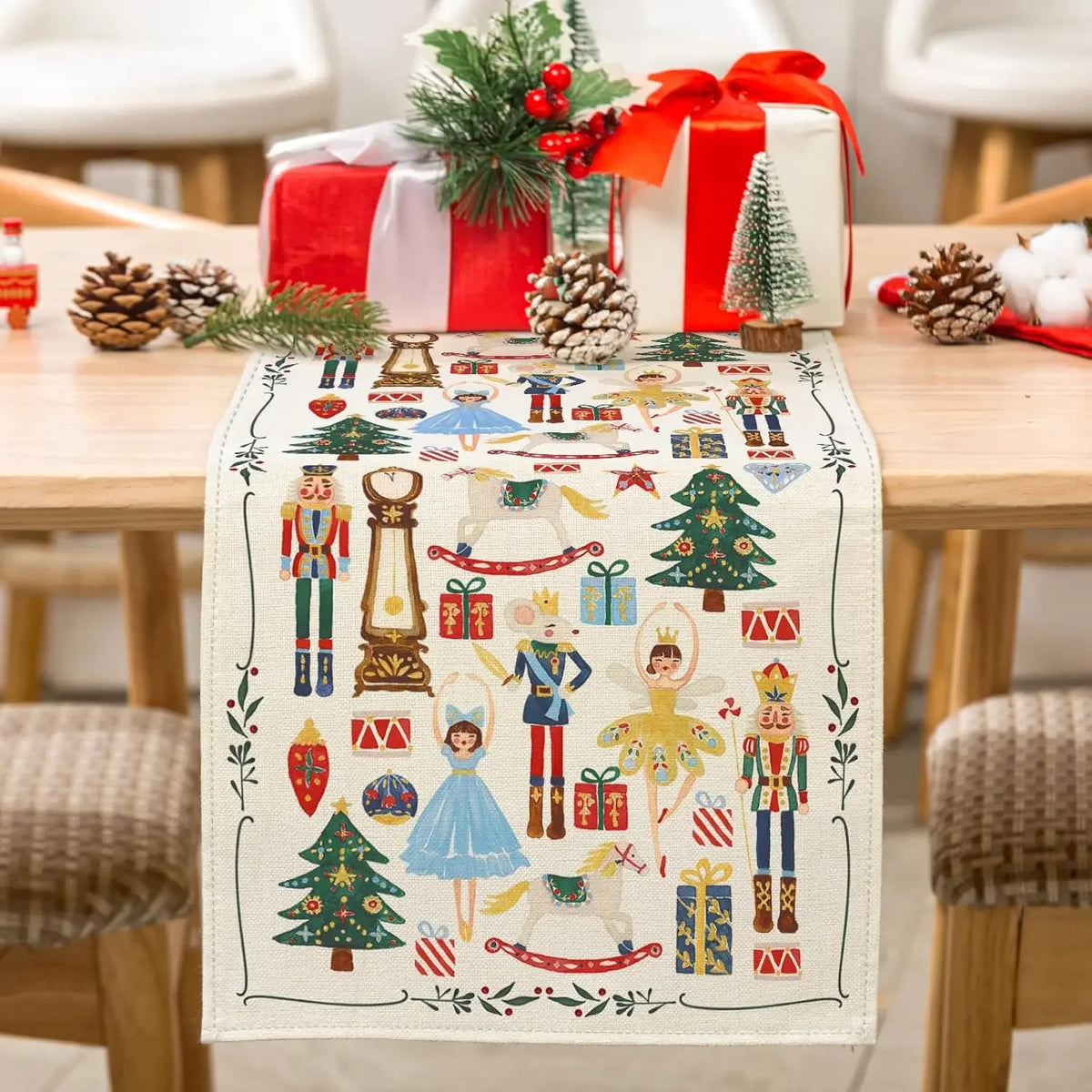 Cette image représente un chemin de table de Noël orné de motifs traditionnels tels que des sapins, des lutins, des boules de Noël et des cadeaux, créant une atmosphère festive et chaleureuse.