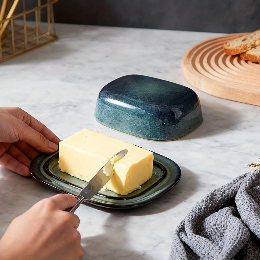 Beurrier en porcelaine rétro bleu avec couvercle vue de côté