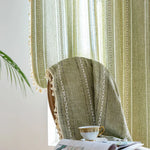 Rideau boho vert sauge installé sur tringle