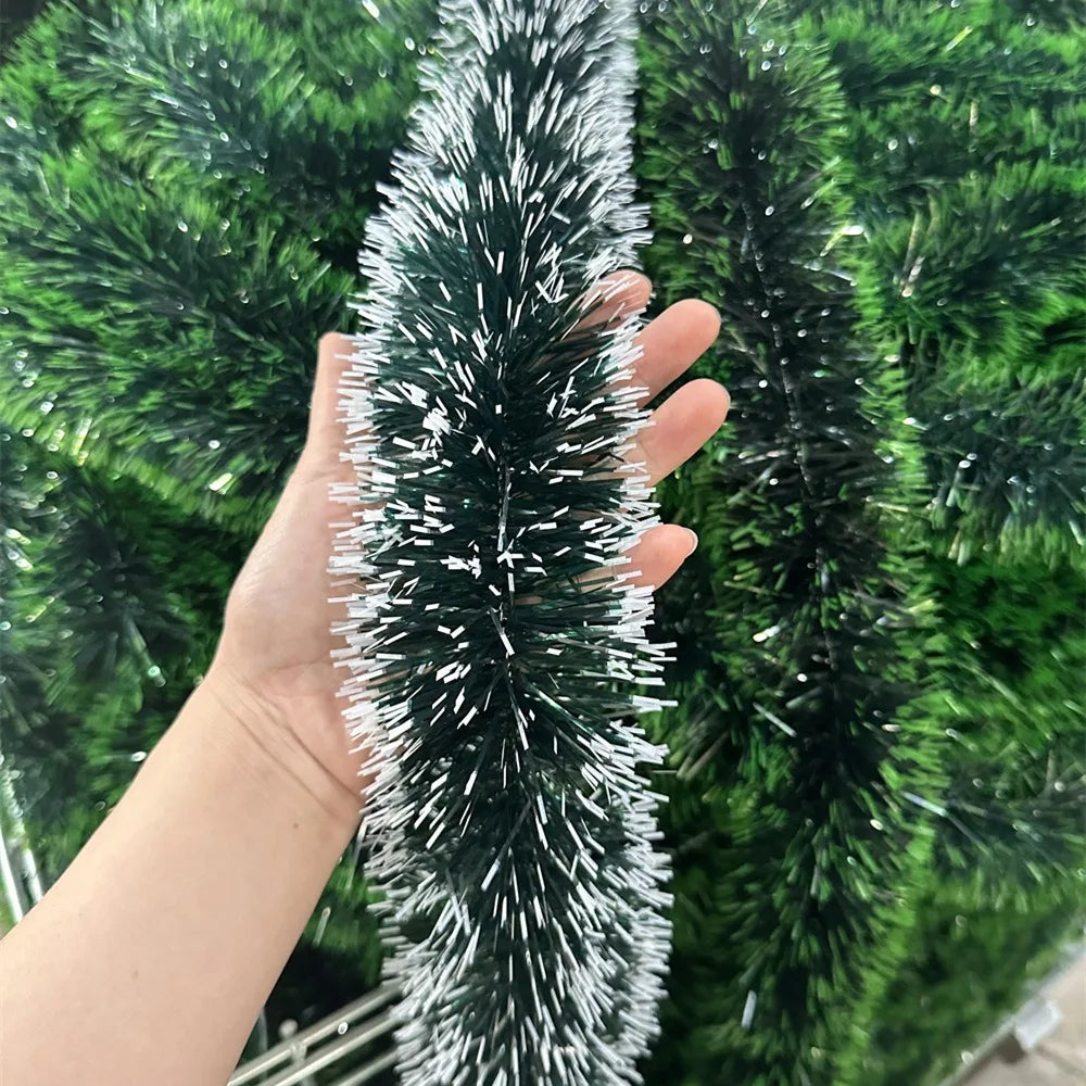 Guirlande de Noël enroulée autour d'un arbre de Noël