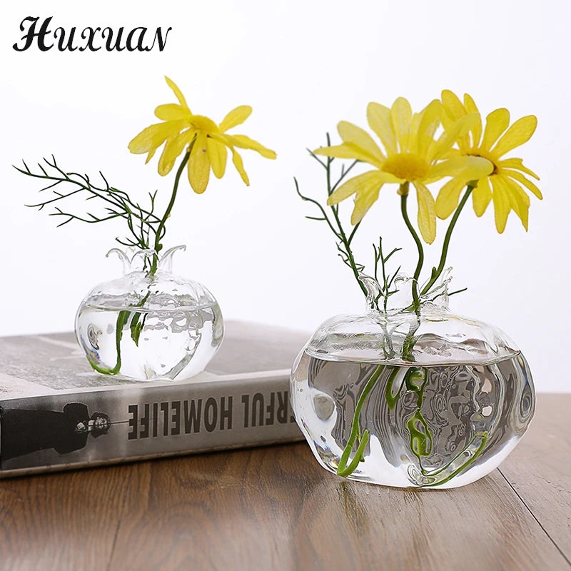 Vase grenade en verre blanc sur table
