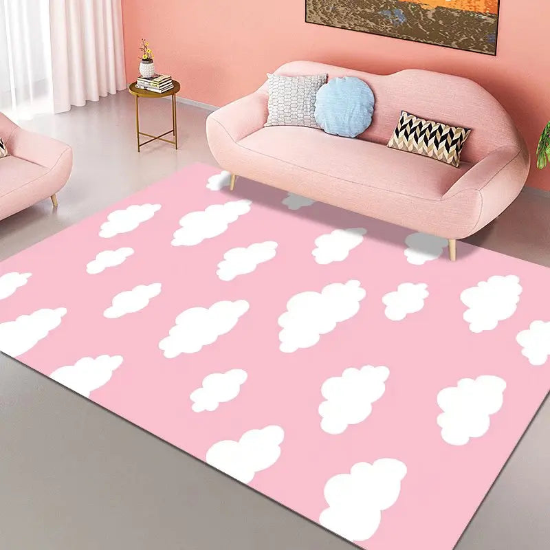 Tapis rose pastel décoré de nuages blancs, placé dans un salon chaleureux et cosy avec un canapé et des coussins assortis.