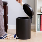 Poubelle de salle de bain noir 8L avec pédale en métal vue de face