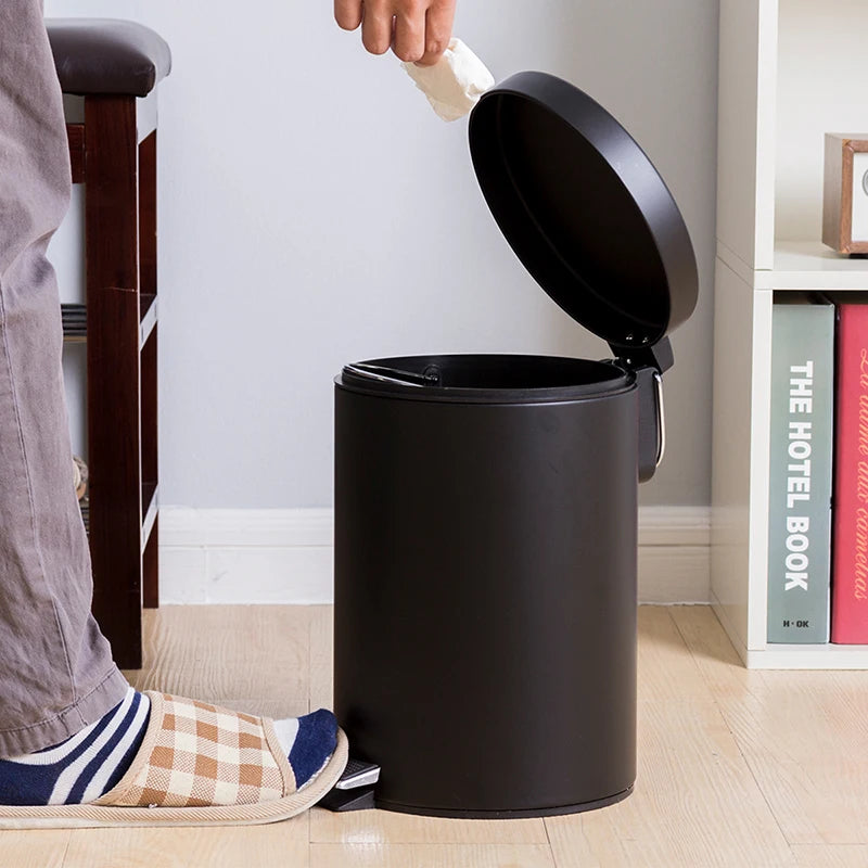 Poubelle de salle de bain noir 8L avec pédale en métal vue de face