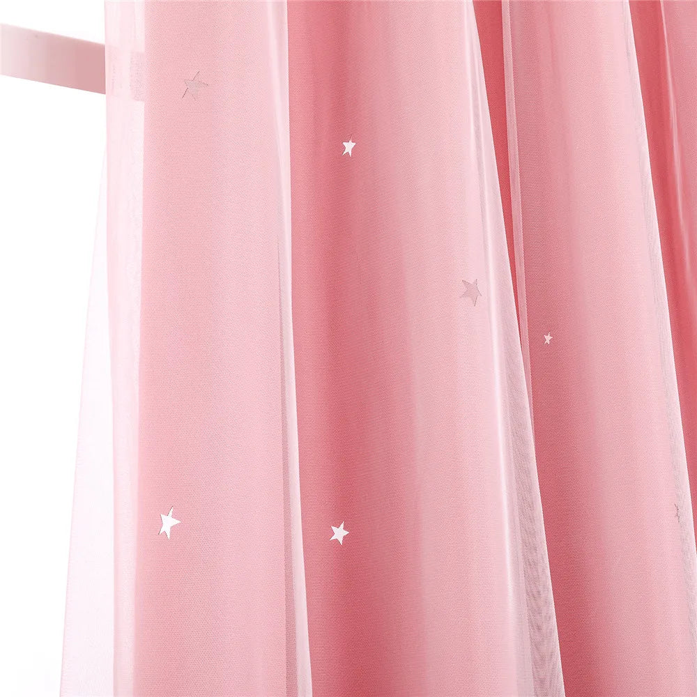 Rideaux de luxe en tissu rose soyeux avec des motifs floraux délicats, idéals pour ajouter une touche de couleur et de glamour à votre décoration intérieure.